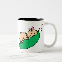 Garçon et fille jumeaux dans la cosse de pois tasse