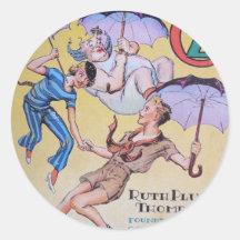 Garçon sous des parapluies autocollant rond