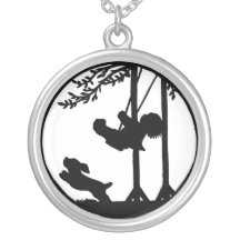 Garçon sur une oscillation avec un chiot collier