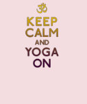 gardez le calme et le yoga sur le T-shirt