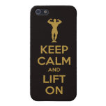Gardez le calme et soulevez sur (noir et or) iPhone 5 case