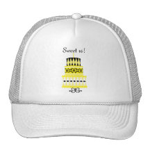 Gâteau jaune et noir de partie casquette de camionneur