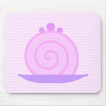 Gâteau rose en spirale sur les rayures roses tapis de souris