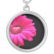 Gerbera rose avec le coeur collier