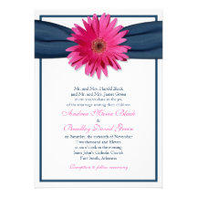 Gerbera rose avec l'invitation de ruban de bleu ma