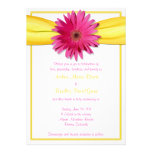 Gerbera rose avec l'invitation jaune de ruban