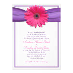 Gerbera rose avec l'invitation pourpre de ruban de