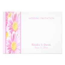 Gerberas roses sur le faire-part de mariage blanc 