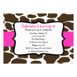 Girafe de Brown et invitation de ruban de roses in