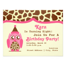 Girafe et invitation rose de fête d'anniversaire d