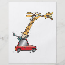 girafe idiote drôle dans une permutation de voitur prospectus