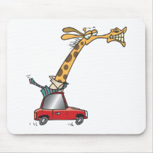 girafe idiote drôle dans une permutation de voitur tapis de souris