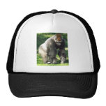 Gorille masculin de plaine de Silverback se levant Casquettes De Camionneur