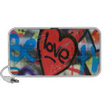 graffiti d'amour de coeur peint par rouge haut-parleur de voyage