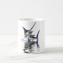 Grand marlin avec la réflexion dans l'eau mugs à café