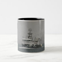 Grand Pacifique, pêchant le chalutier dans le port Mugs