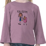 Grande soeur avec le T-shirts et les cadeaux de pe