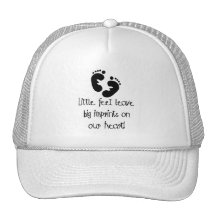 Grandes empreintes pieds noirs d'empreintes de pas casquette