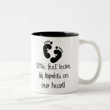 Grandes empreintes pieds noirs d'empreintes de pas tasse à café
