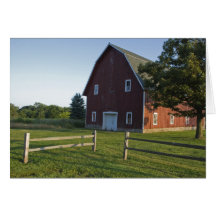 Grange rouge avec la barrière cartes