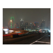 Gratte-ciel avec le néon à Dallas du centre dans l Carte Postale