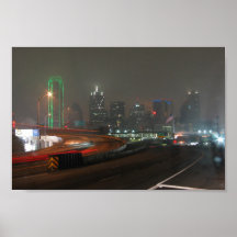 Gratte-ciel avec le néon à Dallas du centre dans l Posters