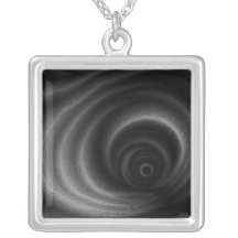 Gravité noire pendentif
