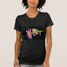 grenouille d'arbre observée par rouge t-shirts