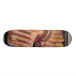 Griller le dîner de nourriture de biftecks planche à roulette