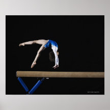 Gymnaste (9-10) renversant sur le faisceau d'équil affiches