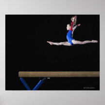 Gymnaste (9-10) sautant sur le faisceau d'équilibr poster