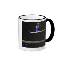 Gymnaste (9-10) sautant sur le faisceau d'équilibr mugs