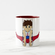 Gymnaste mignon sur la tasse d'anneaux