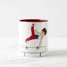 Gymnaste mignon sur la tasse de barre