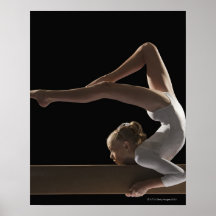 Gymnaste sur le faisceau d'équilibre posters
