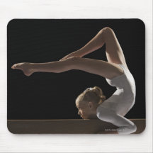 Gymnaste sur le faisceau d'équilibre tapis de souris