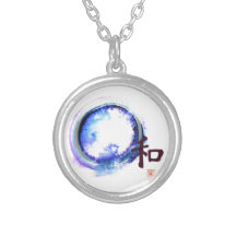 Harmonie juste hors de portée pendentif