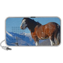 Herbe et montagnes de cheval haut-parleur mobile