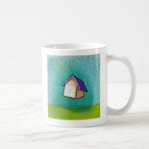 Heureux coloré à la maison de déplacement de maiso tasse à café