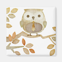 Hibou avec la cravate dans l'aimant d'arbre
