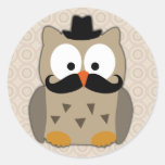 Hibou avec la moustache et le chapeau autocollant rond