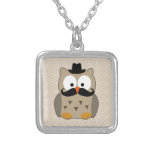 Hibou avec la moustache et le chapeau colliers