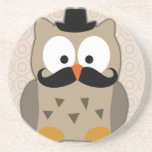 Hibou avec la moustache et le chapeau dessous de verres