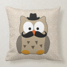 Hibou avec la moustache et le chapeau oreiller