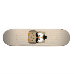 Hibou avec la moustache et le chapeau plateau de skateboard