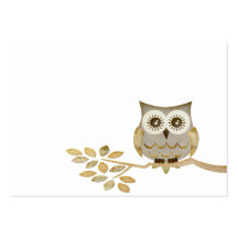 Hibou large de yeux dans le carte de visite d'arbr