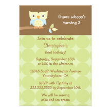 Hibou mignon à une invitation de fête d'anniversai