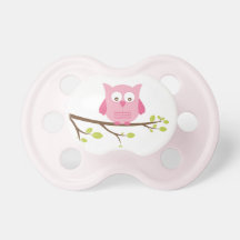 Hibou rose sur une tétine de branche