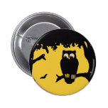 Hibou vintage éffrayant de Halloween, arbre avec l badges publicitaires
