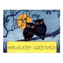 Hiboux dans une carte postale de Halloween d'arbre